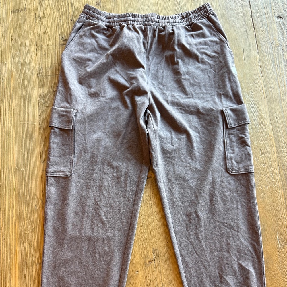 Vuori Performance Cargo Jogger - Size Medium -  Khaki Heathered